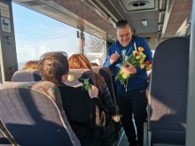 Мил жест на джентълмен изненада дамите в карловски автобус