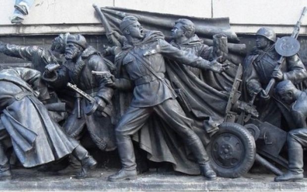 БСП с протест - жива верига пред Паметника на Съветската армия в София