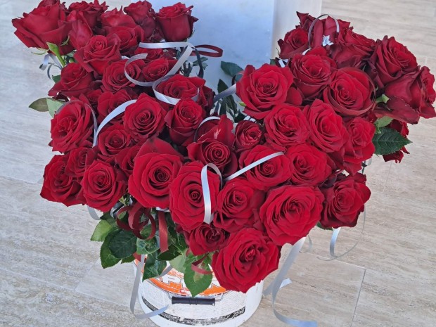 Червена роза за всяка служителка от Общинска администрация – Павел баня