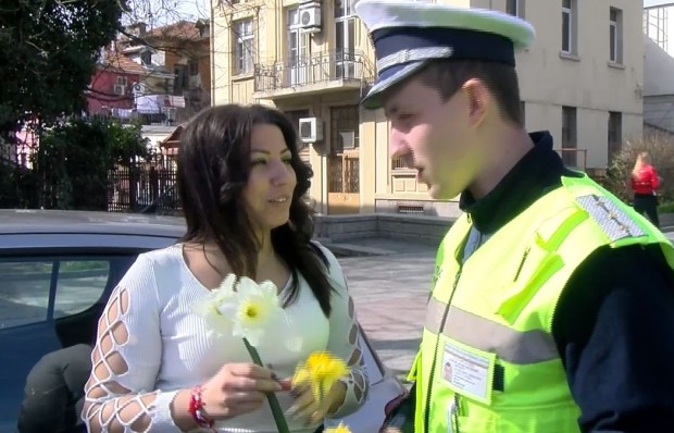 Полицаи раздават цветя в Пловдив