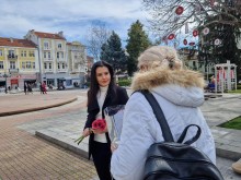Цвете и настроение за празника от МГЕРБ за дамите в центъра на Пловдив