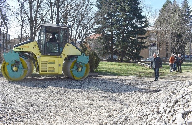 Започна рехабилитацията на алеите в Градския парк в Разград