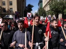 Десетки хиляди души протестират в Гърция заради смъртоносната влакова катастрофа