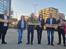 Зарадваха с цвете жените от "Тракия"