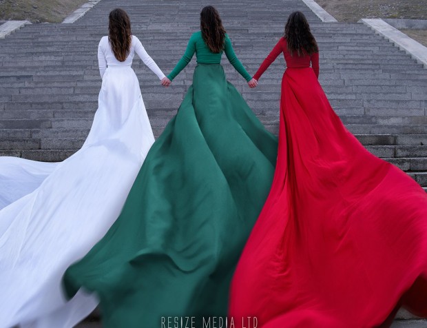 Снимка на три момичета облечени в рокли с цветовете на