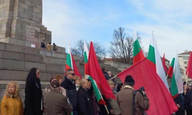 Живата верига на БСП тръгна към Столична община