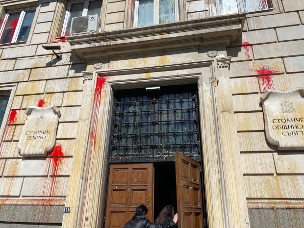 Протестиращи хвърляха яйца и боя по сградата на Столичната община.