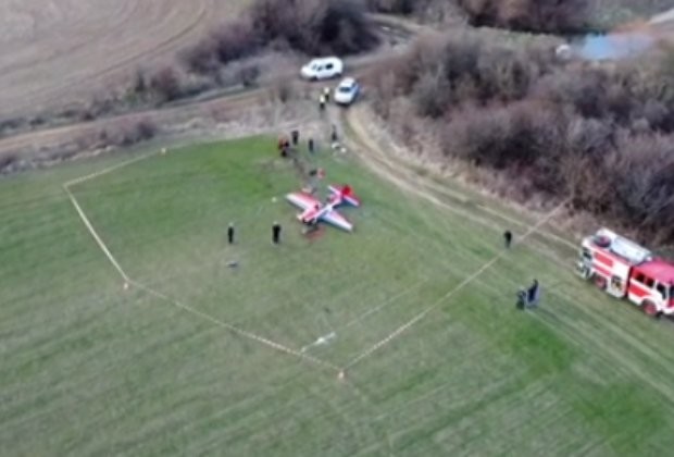 Малък самолет за акробатични полети се разби на 8 март