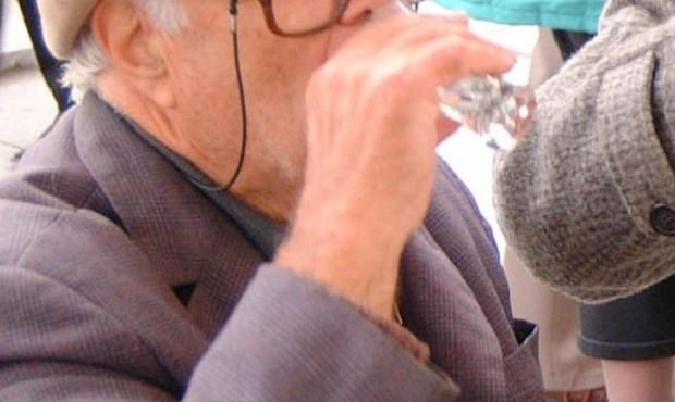 Заловиха 92-годишен без книжка и номера на колата в Сливен