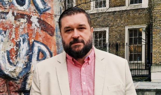Илиян Кузманов, писател: Страшно е как хората се превръщат в това, срещу което са роптали
