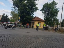 Автомобил счупи прелеза на бул. "Свобода" в Пловдив, задръстването е огромно