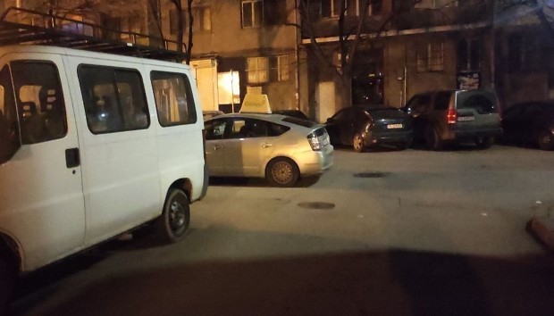 Пловдивчанин бесен на шофьорка, паркирала в средата на кръстовище, в мрежата го попиляха