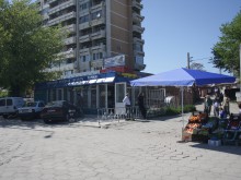 Незаконна сергия задръства тротоара на "Мария Луиза", глобите не стряскат мургавите търговци