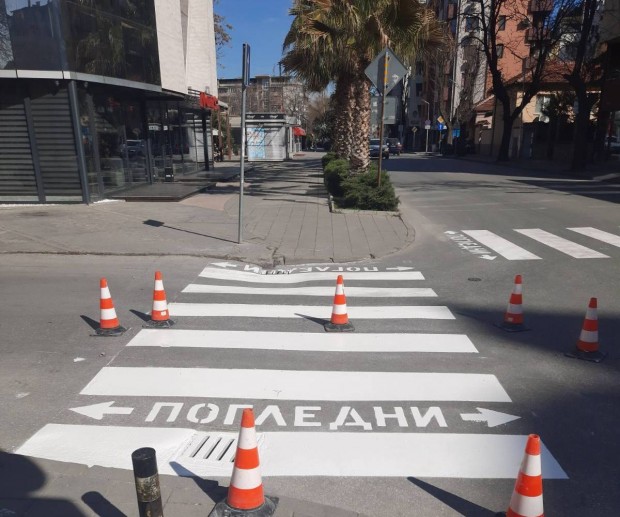 TD Със студен шприц обновиха маркировката на пешеходните пътеки при кръстовището