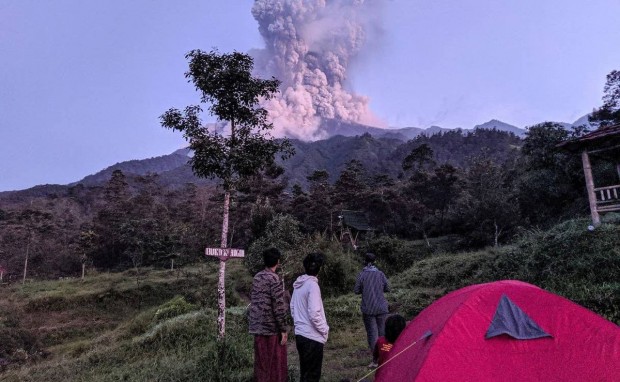Вулканът Мерапи в Индонезия отново изригна