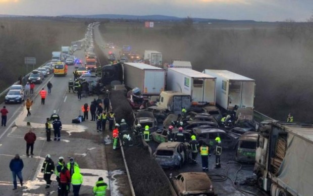 Шестима са с опасност за живота при тежка верижна катастрофа в Унгария