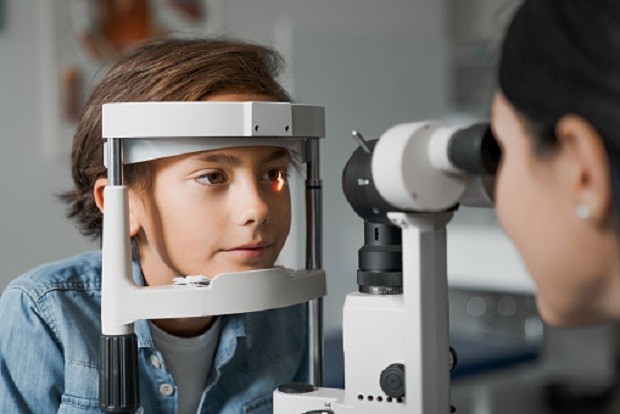 Над 600 деца са прегледани за месец по програмата за безплатни очни прегледи
