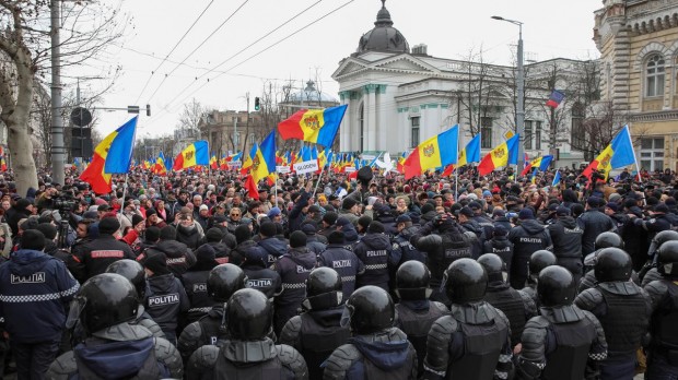 Мащабен протест срещу Мая Санду в Кишинев, има сблъсъци с полицията