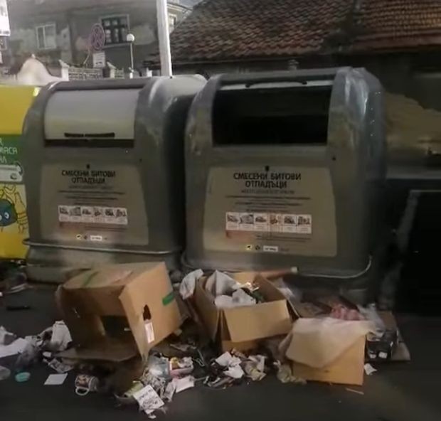 Нова улица в центъра на Варна вече събира боклуци и мръсотия