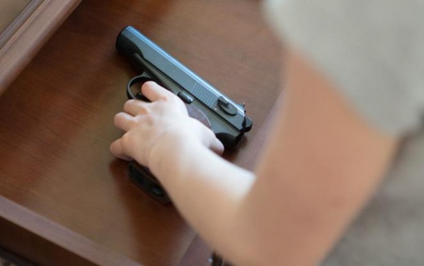 Тригодишно момиче случайно застреля и уби четиригодишната си сестра в