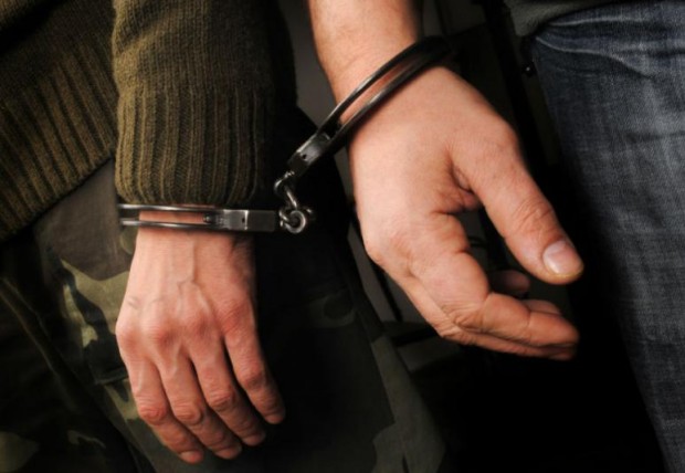 </TD
>Баща и син от Благоевград са задържани снощи за притежание на кокаин, съобщиха от полицията.Жилището им