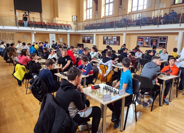 Младите шахматисти от Основно училище Ангел Кънчев станаха шампиони в