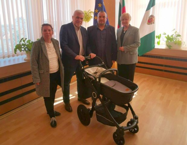 Кметът на Разград с подарък за родителите на първото за годината бебе