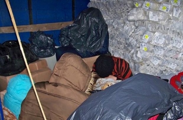 Трима души са хванати да превозват четирима нелегални мигранти в Пловдивско, съобщи