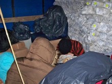 Бременна и военен возят нелегални мигранти, МВР Пловдив не знае