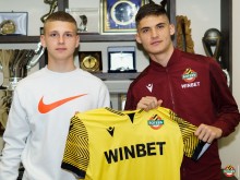 Двама младоци подписаха професионални договори с Ботев (Пд)