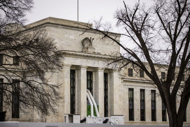 Крахът на двете банки изправя Федералния резерв пред битка на два фронта