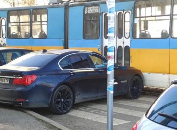Трамвай "наказа" шофьор, паркирал на пешеходна пътека и релси