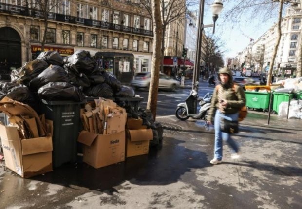 В Париж боклукчиите стачкуват, а улиците заприличаха на сметище. Тонове