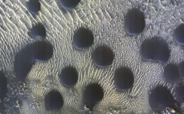 Почти идеални кръгли пясъчни дюни са открити по повърхността на Марс.