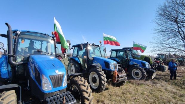 Протестите на зърнопроизводители от Северна България продължават край село Горна