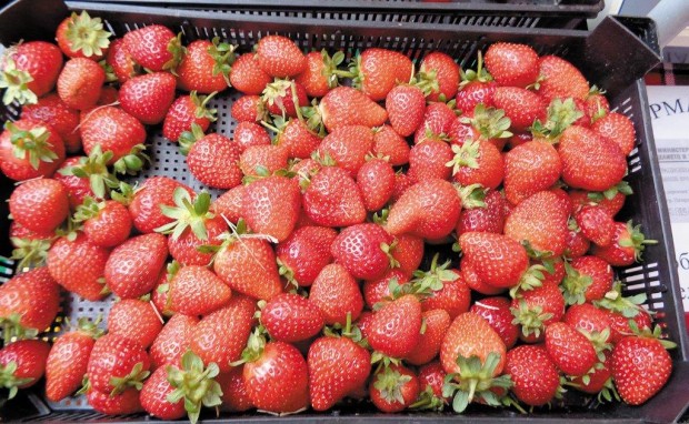 Столичанка си купи ягоди от пазара в Люлин и остана