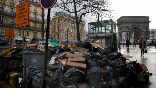 Заради стачка: Париж тъне под 6 хиляди тона боклук