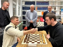 Йордан Радев спечели шахматния турнир на УХТ, след това игра срещу ректора