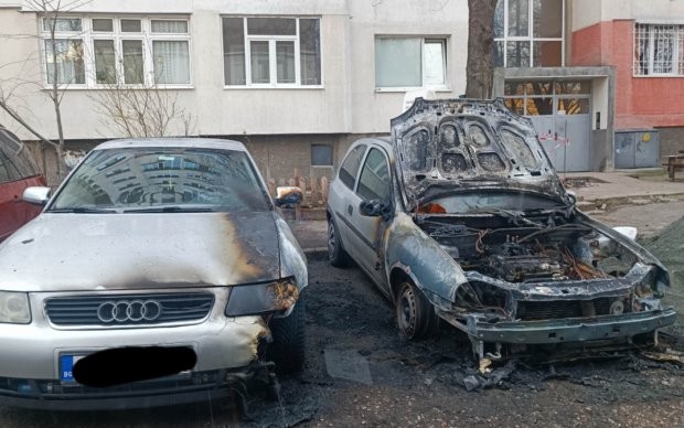 Две изгорели коли стреснаха жителите на "Люлин"
