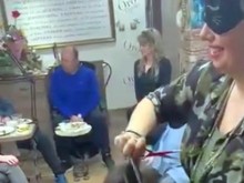 Невероятен експеримент - коафьор подстригва със завързани очи