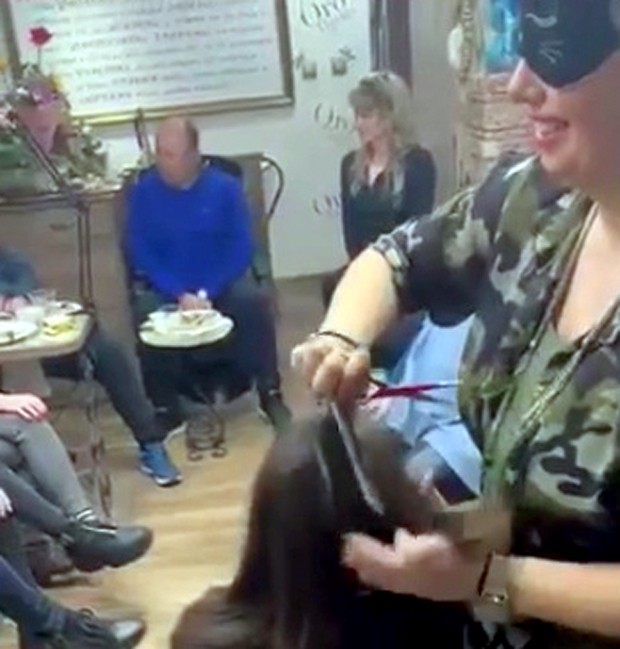Невероятен експеримент - коафьор подстригва със завързани очи във Варна