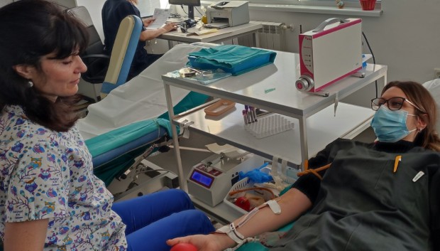 Лекари от УМБАЛ Бургас даряват кръв за свои пациенти