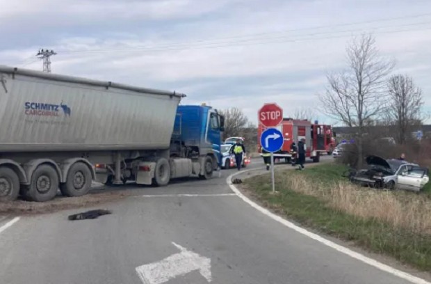 Шофьор на лек автомобил загина при тежка катастрофа в Шумен