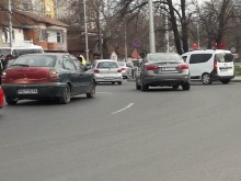Пловдивчанин: Не се научиха как се минава през кръгово