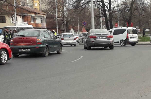 Катастрофа е станала на кръгово кръстовище в Пловдив