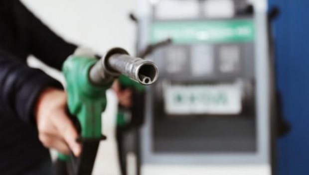 Дизелът остава по скъп от бензина по бензиностанциите показват данните