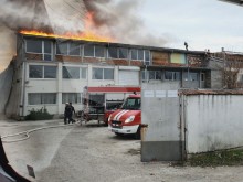 Гори хале до Стъкларския завод, затвориха улица
