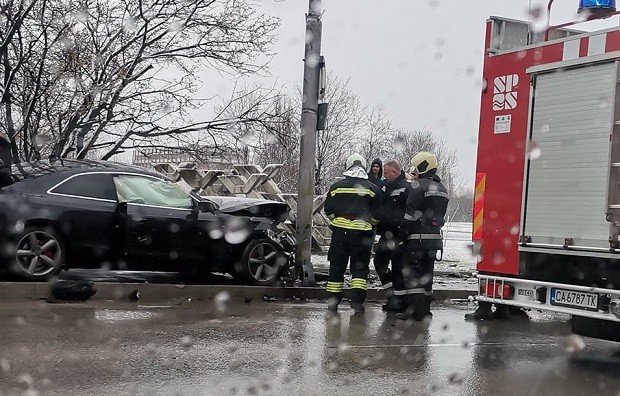 Двама са в болница след катастрофа на три автомобила в Студентски град