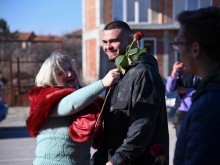 Ученици от Пловдив изненадаха преподавателка в нейния дом