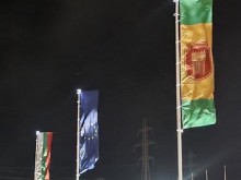 Четири от входовете на Добрич посрещат вечер с осветени знамена